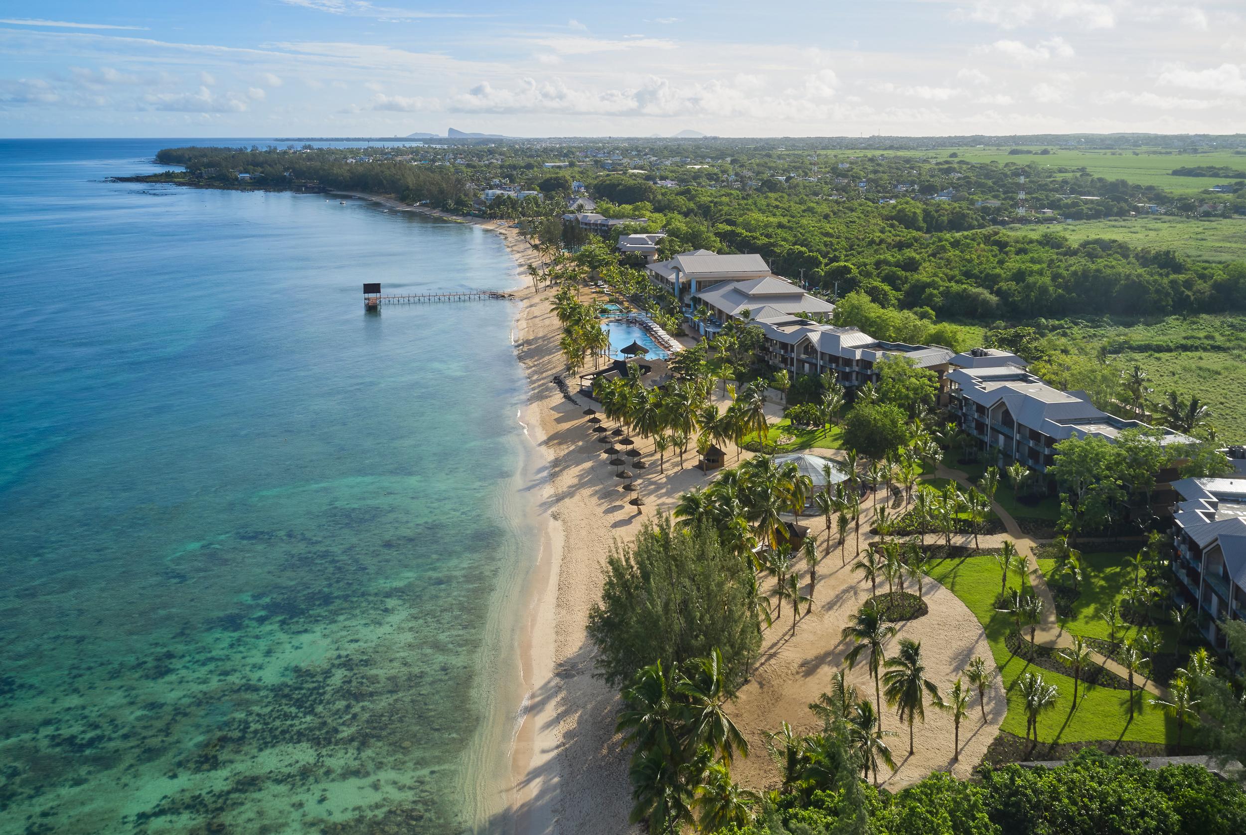 ホテル ル メリディアン イル モーリス ポワント・オー・ピマン エクステリア 写真 Aerial view of the beach at Sandals South Coast