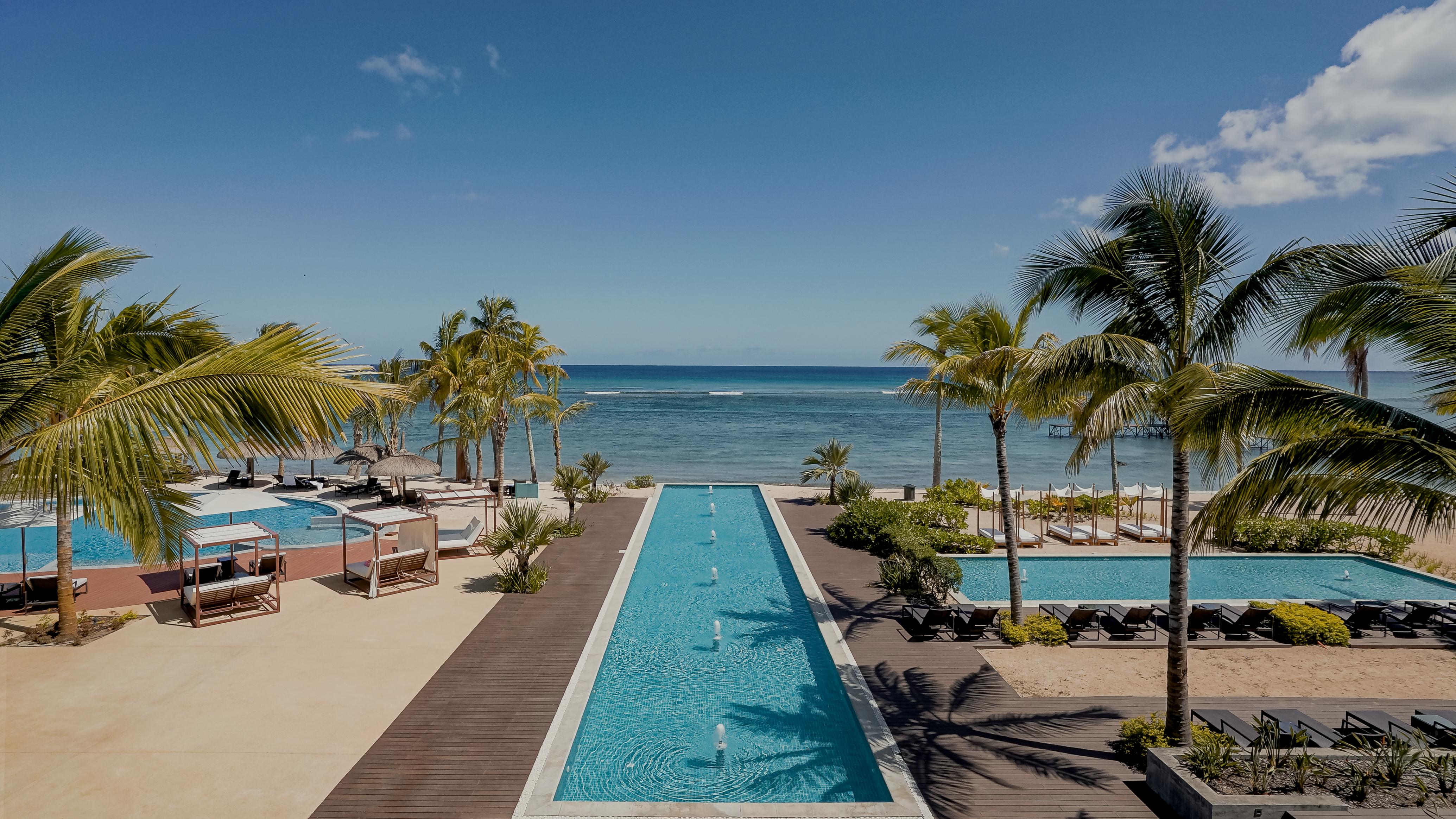 ホテル ル メリディアン イル モーリス ポワント・オー・ピマン エクステリア 写真 The swimming pool at the resort