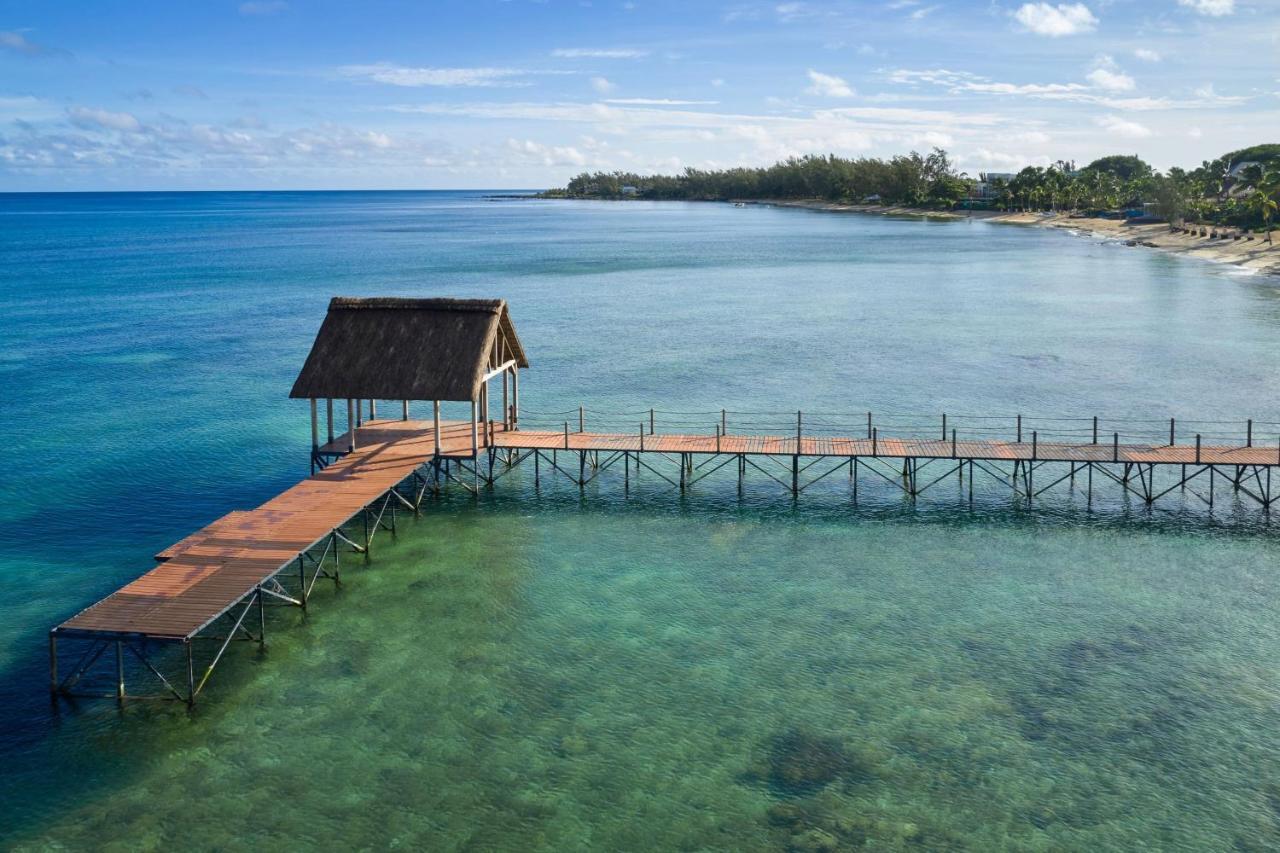 ホテル ル メリディアン イル モーリス ポワント・オー・ピマン エクステリア 写真 The jetty at the resort