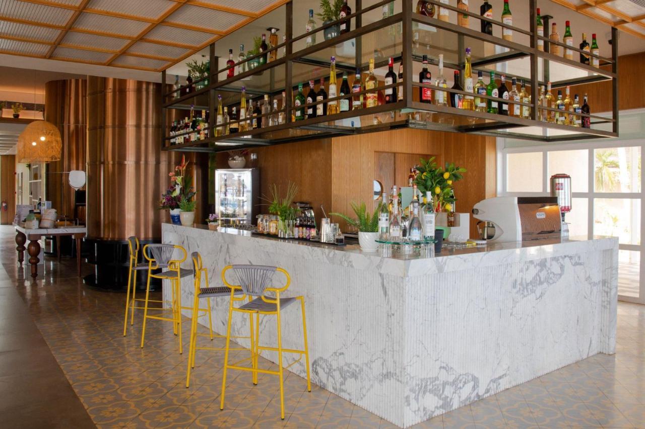 ホテル ル メリディアン イル モーリス ポワント・オー・ピマン エクステリア 写真 The bar at the restaurant