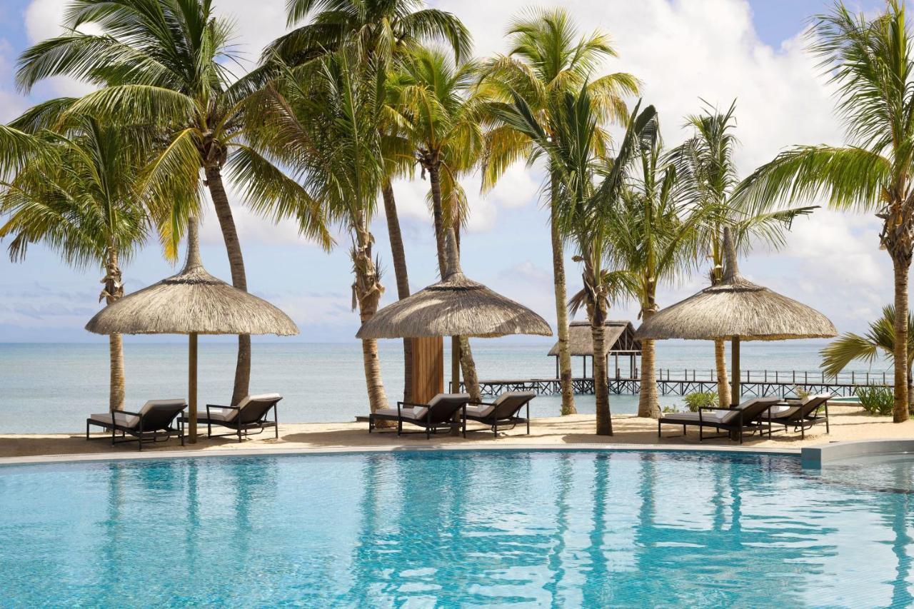 ホテル ル メリディアン イル モーリス ポワント・オー・ピマン エクステリア 写真 The pool at the resort