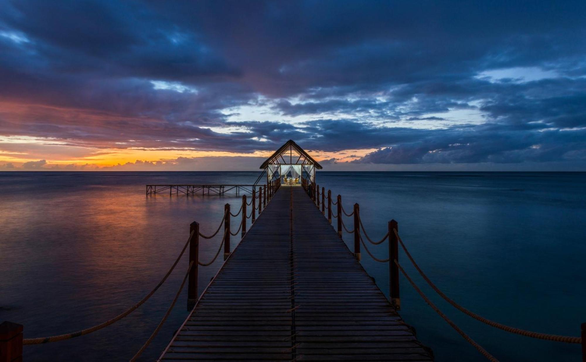 ホテル ル メリディアン イル モーリス ポワント・オー・ピマン エクステリア 写真 Sunset at the jetty