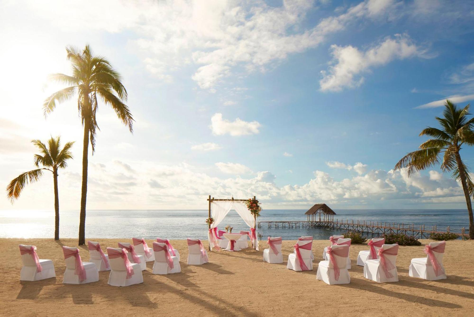 ホテル ル メリディアン イル モーリス ポワント・オー・ピマン エクステリア 写真 Beach wedding