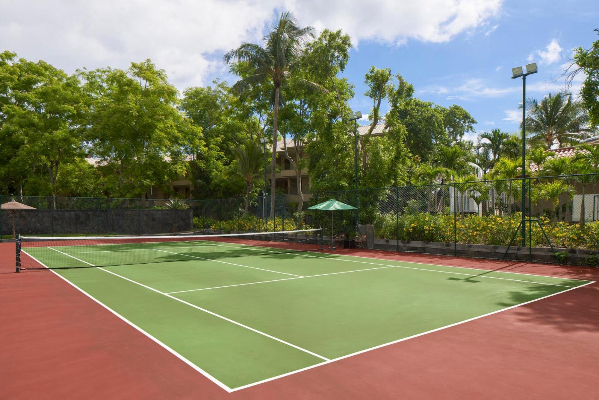 ホテル ル メリディアン イル モーリス ポワント・オー・ピマン エクステリア 写真 Tennis court at the resort