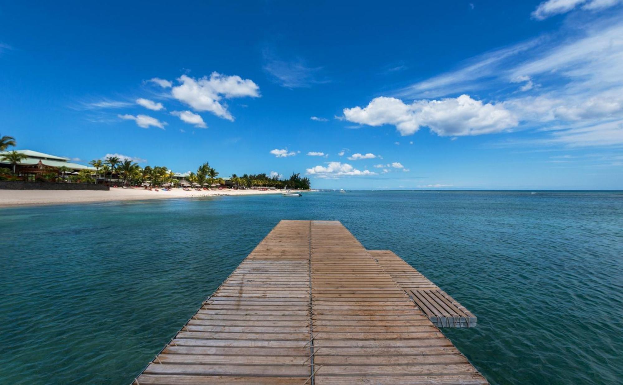 ホテル ル メリディアン イル モーリス ポワント・オー・ピマン エクステリア 写真 View of the beach from the pier