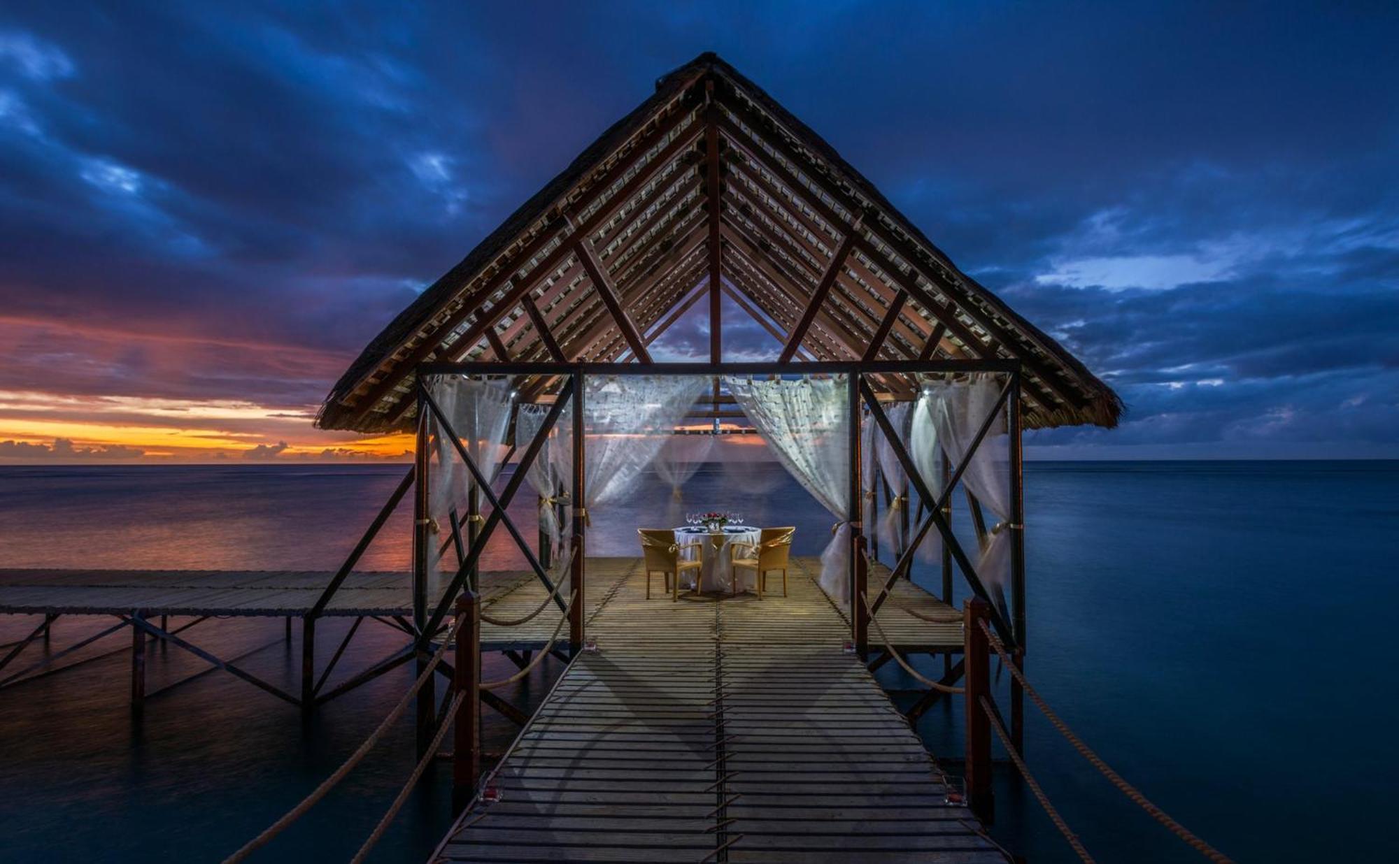 ホテル ル メリディアン イル モーリス ポワント・オー・ピマン エクステリア 写真 Sunset at the resort