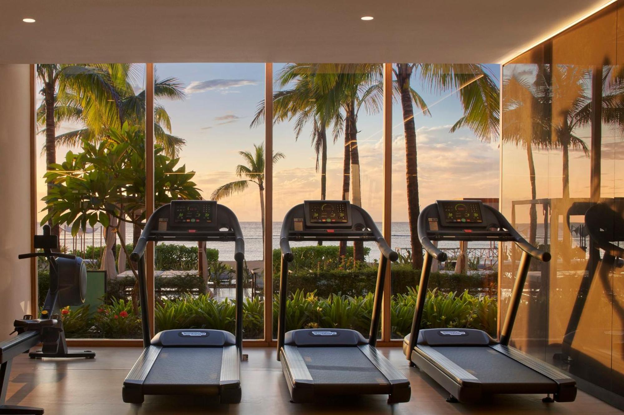 ホテル ル メリディアン イル モーリス ポワント・オー・ピマン エクステリア 写真 The gym at the hotel